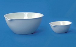 Porcelain evaporating dishes with spout, flat bottom, medium form LLG-Labware